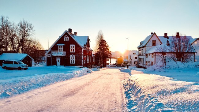 Stokmarknes i Vesterålen med sol og snø.