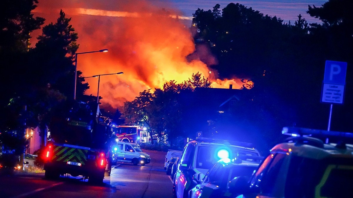Tre rekkehus brenner på Holmlia i Oslo – fare for spredning