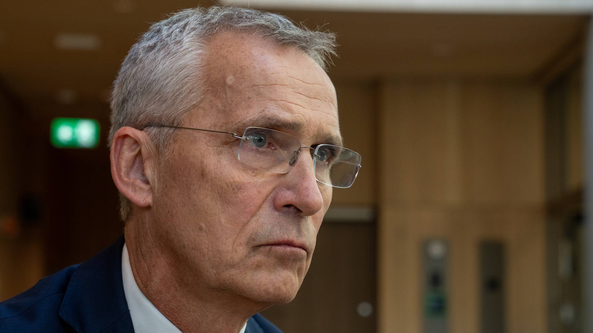 Finansminister Jens Stoltenberg og statsminister Jonas Gahr Støre intervjues før årets siste budsjettkonferanse på Statministerens kontor. Stills er tatt på forværelset til Statministerens nye kontor i D-blokka i det nye Regjeringskvartalet. Ellers er Stoltenberg og Støre på balkongen utenfor SMK. Stoltenberg viser Støre Arbeiderpartiets hovedkontor i Folketeaterbygningen på Youngstorvet, som skimtes i bakgrunnen.
