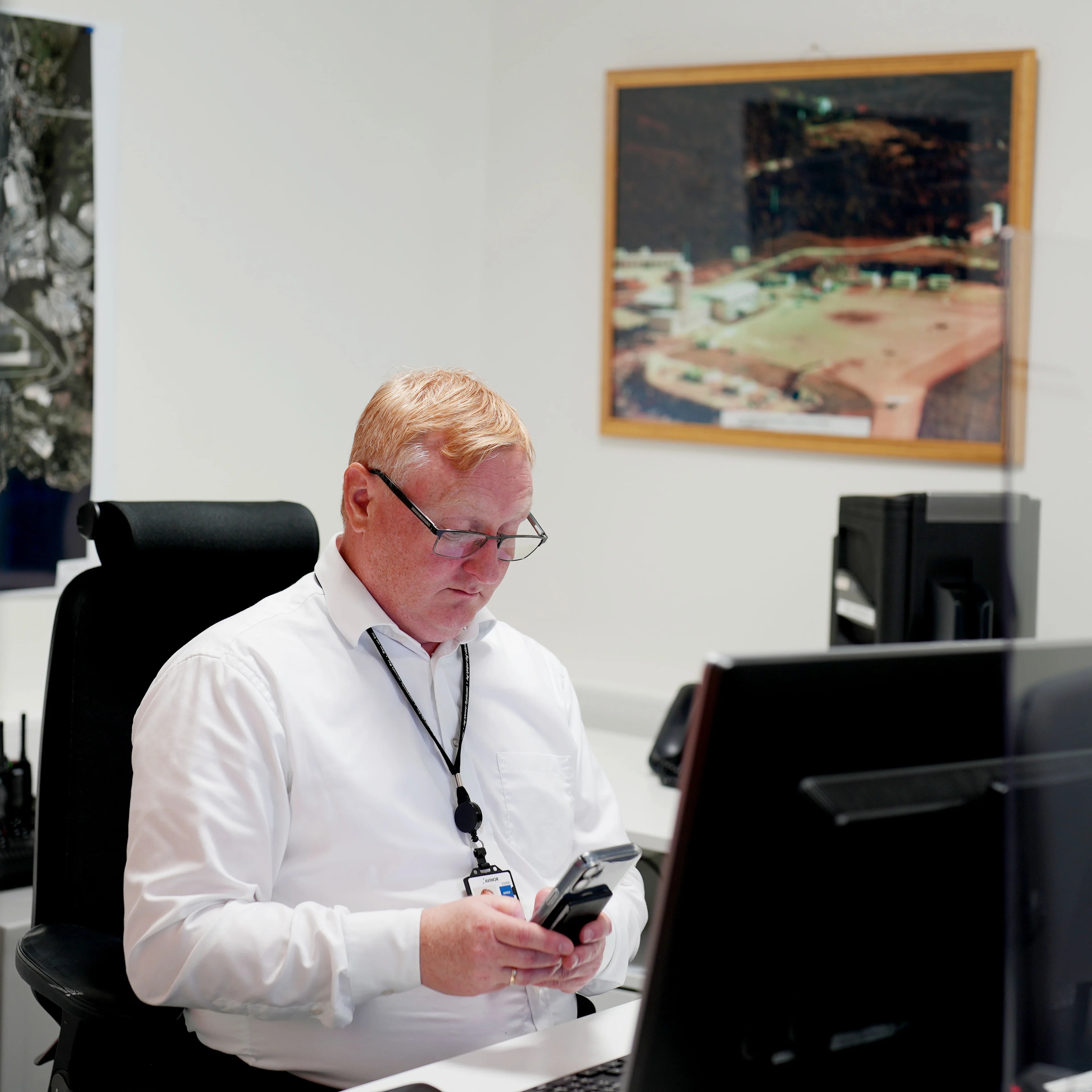 Peder Haugane på kontoret på Bergen lufthavn Flesland.