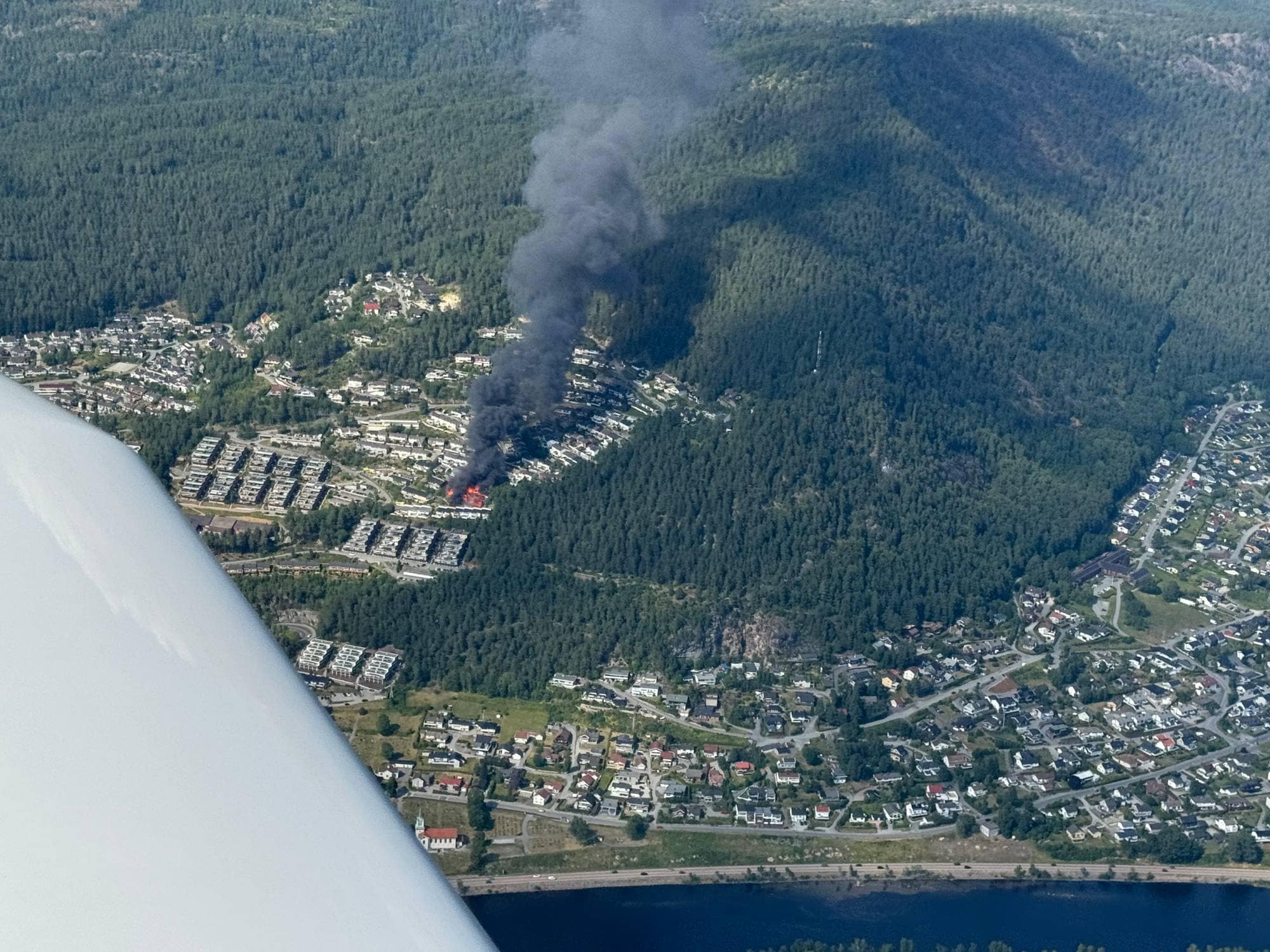 Flybilder av brannen på Krokstadelva i Drammen