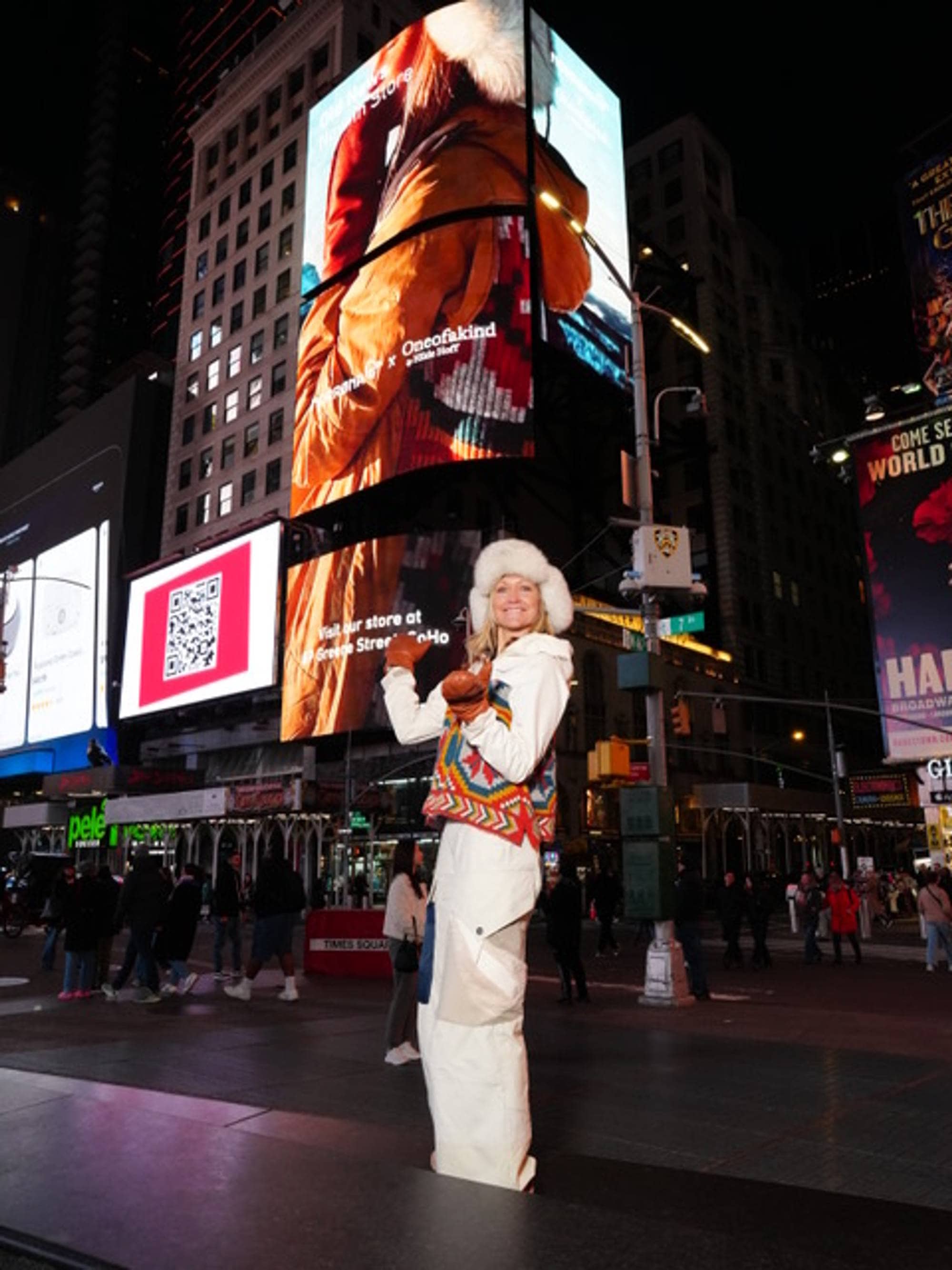 Kvinne i vinterklær på Times Square. 