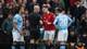 Phil Noble / Reuters / NTB En fotballkamp mellom Manchester United og Manchester City finner sted. Flere spillere fra begge lag samler seg rundt dommeren for å diskutere en avgjørelse. Spillerne er iført lagdrakter i henholdsvis rød og blå. Omgivelsene viser en tettpakket tribune, noe som indikerer høy aktivitet blant tilskuerne. (Bildebeskrivelsen er laget av en KI-tjeneste)