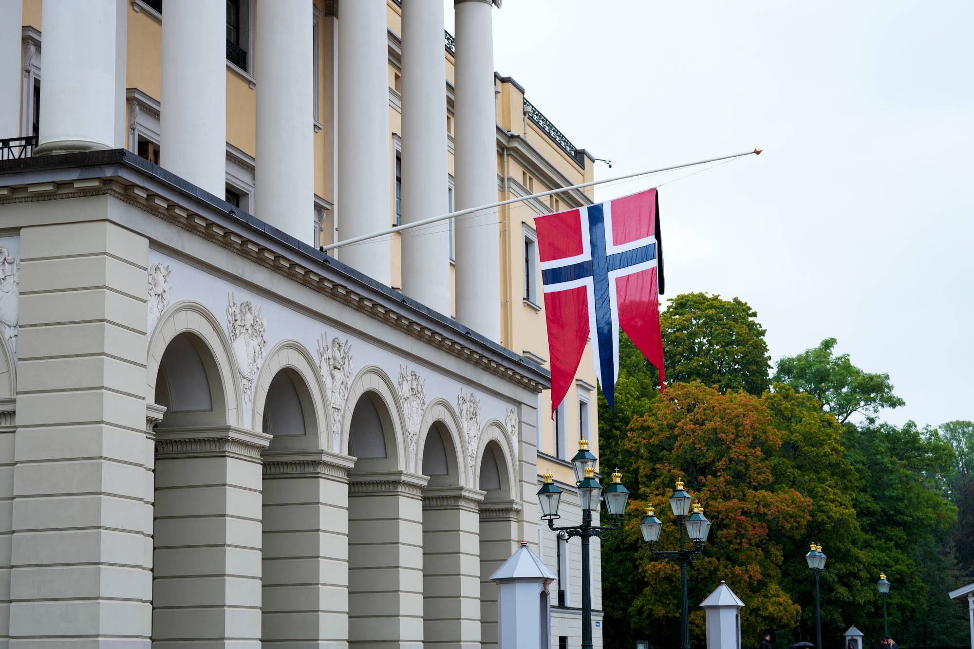 Slottet flagger på halv stang fra Slottsbalkongen etter prinsesse Astrids død