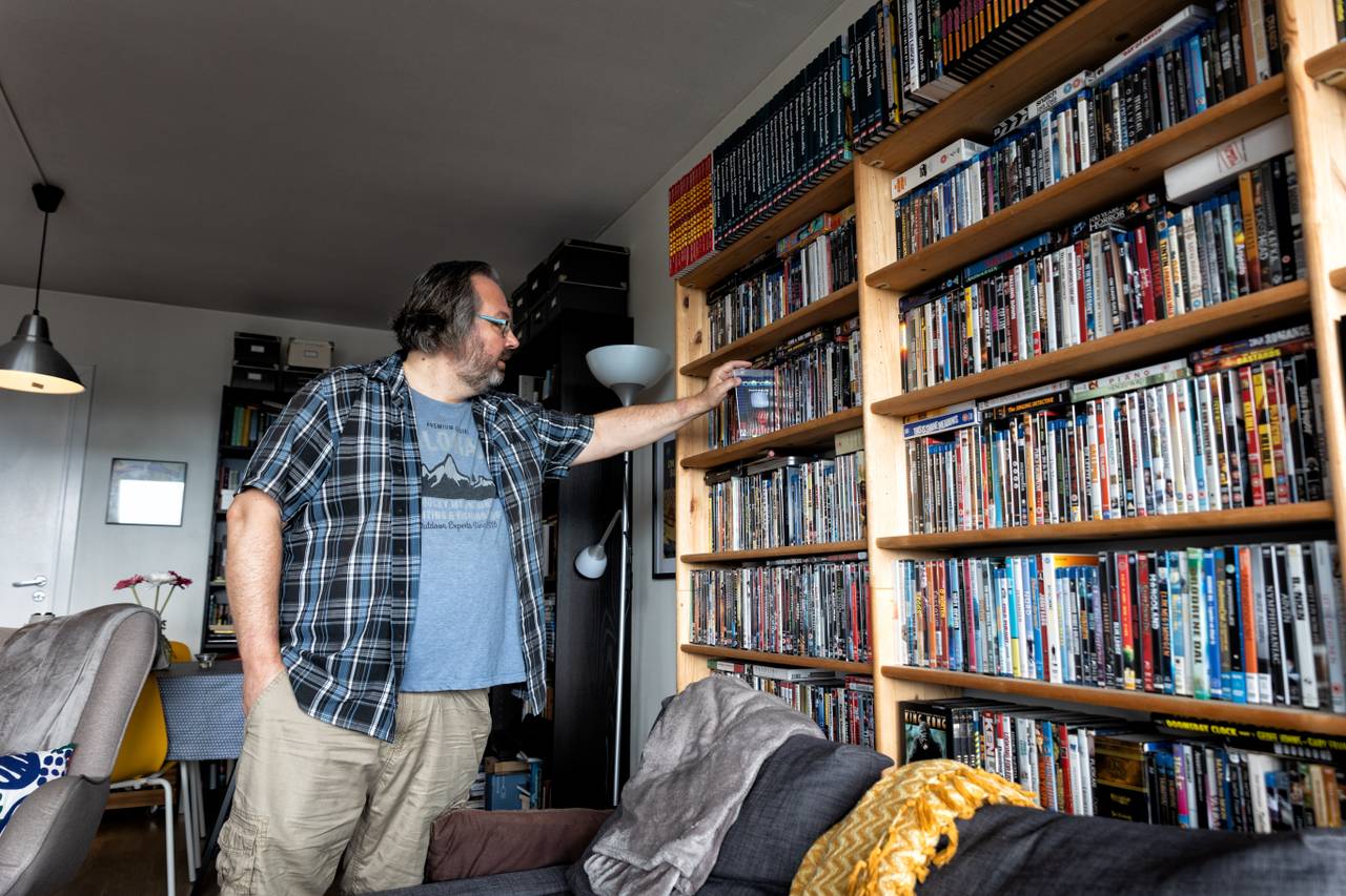 I stua har Øyvind en imponerende filmsamling