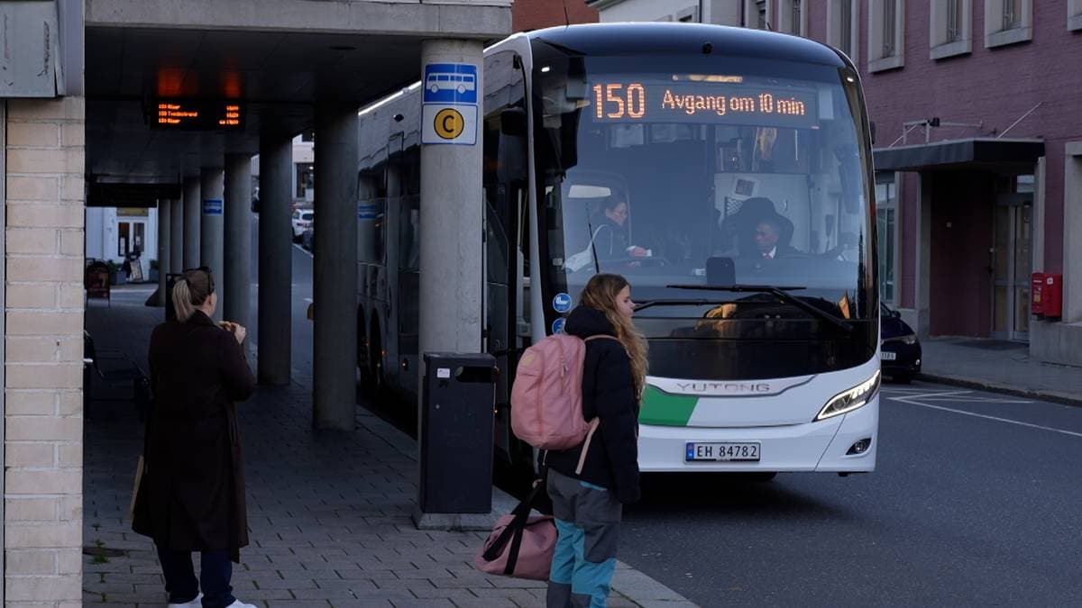 Informerer fylkespolitikerne om kinesiske busser