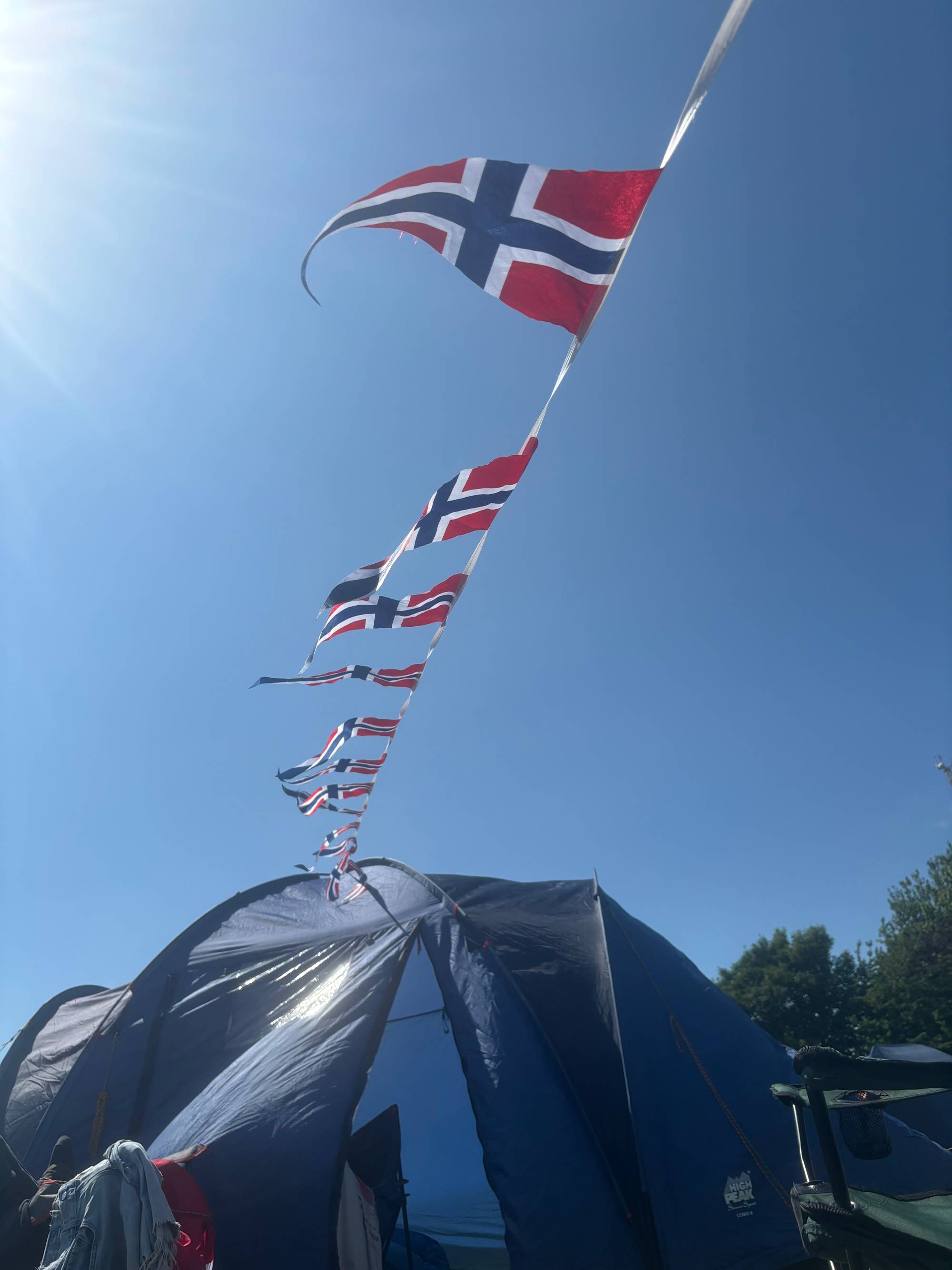 norske flagg vaier i vinden på festivalområdet i Roskilde.