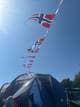 Thomas Wist norske flagg vaier i vinden på festivalområdet i Roskilde.
