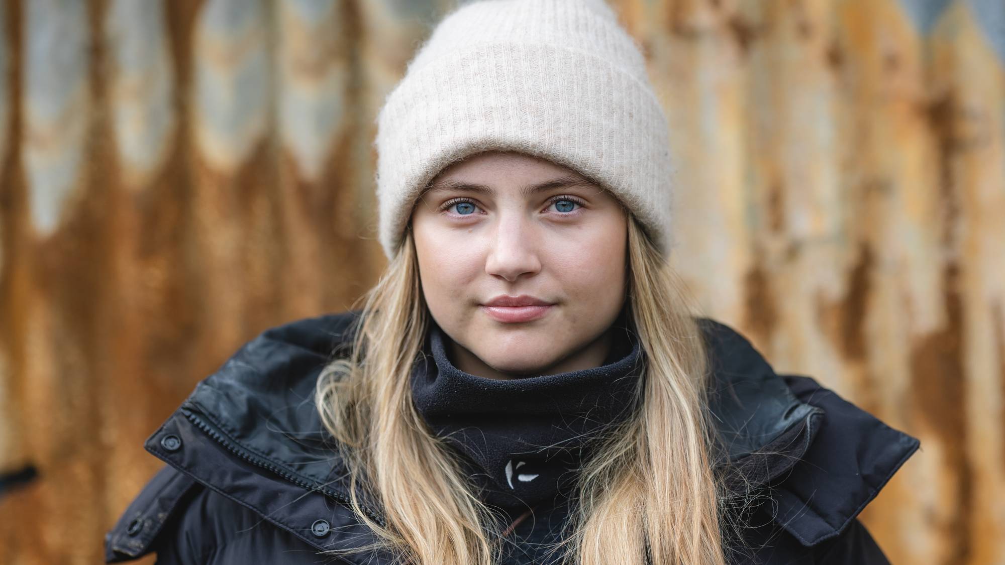 Kvinne ser i kamera