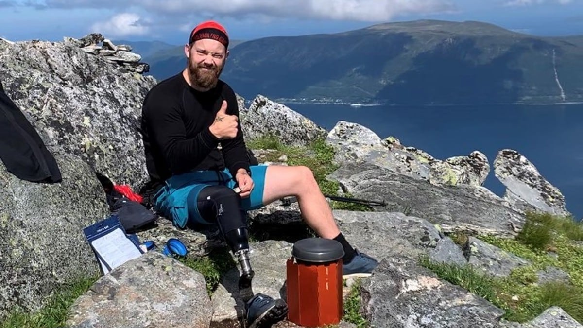 Kristoffer er på topptur igjen etter at han fekk sju tonn betong over foten