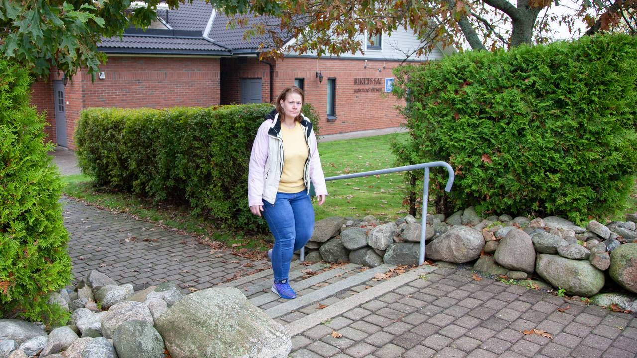 Ramona Solgård utenfor Jehovas Vitners lokale, Rikets Sal, i Mo