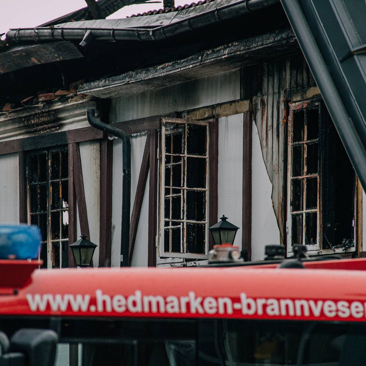 Brann i Hamar. Brente og knuste vinduer. Taket er totalt ødelagt