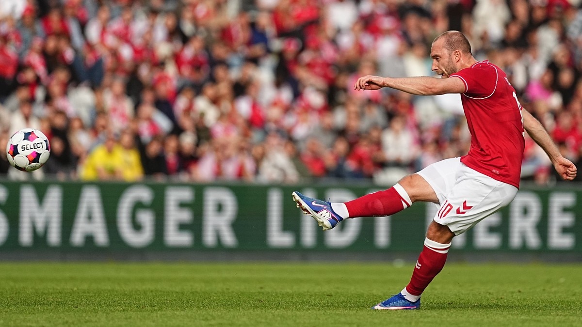 Christian Eriksen falt om igjen – er ved bevissthet Christian Eriksen falt om på nytt under Danmarks møte med Ukraina søndag kveld. 34-åringen skal etter forholdene ha det bra.