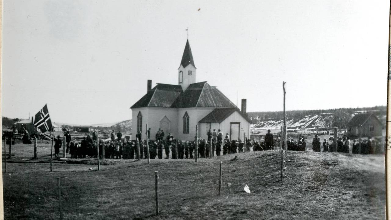 Folk samlet utenfor Karasjok kirke, 17. mai 1946