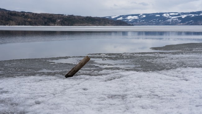 HØYERE VANNSTAND: I Vingnesvika på Lillehammer er det fortsatt is på deler av Mjøsa. Vannstanden er høyere enn normalt.