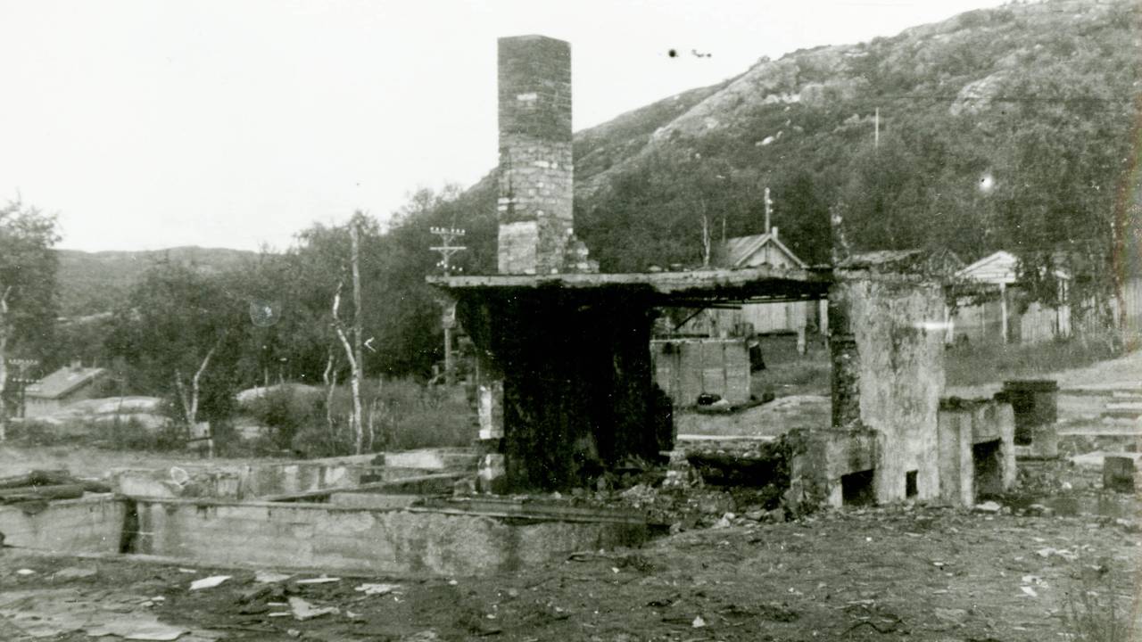 Et nedbrent hus i Finnmark, 1947
