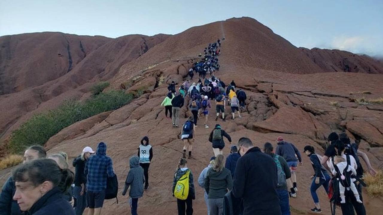 Turister på vei opp Uluru