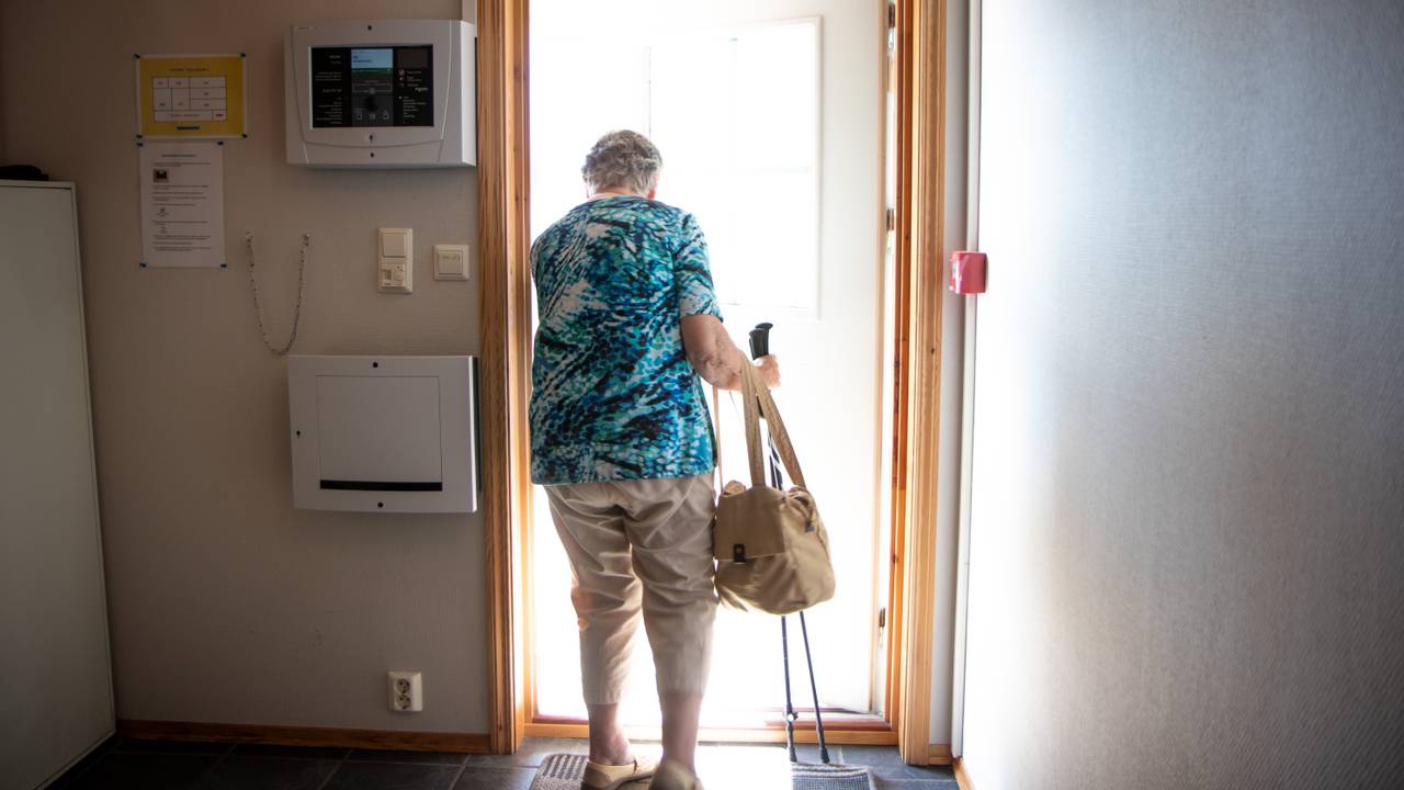 Johanna Aaberge går ut døra