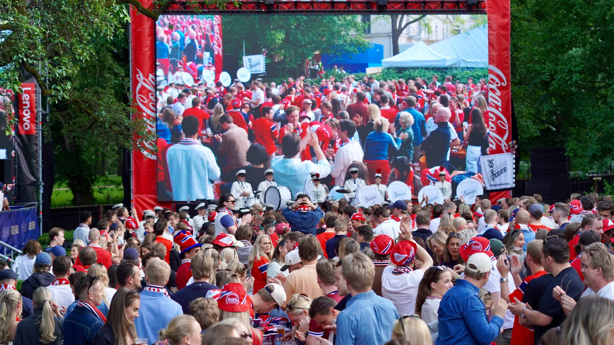 Folk foran storskjerm