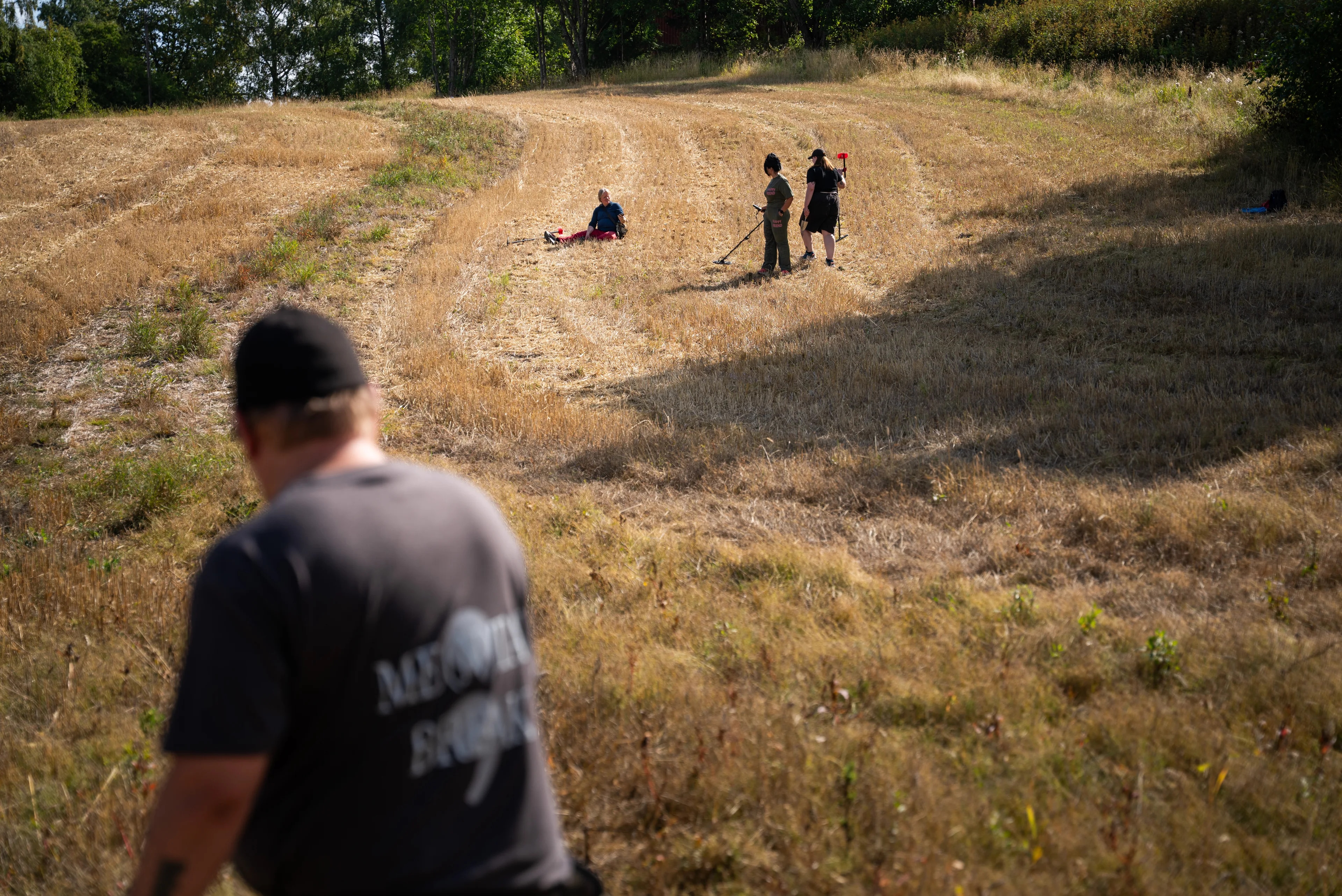 En metalldetektor står lent inntil en stolpe ved et busskur. (Bildebeskrivelsen er laget av en KI-tjeneste)