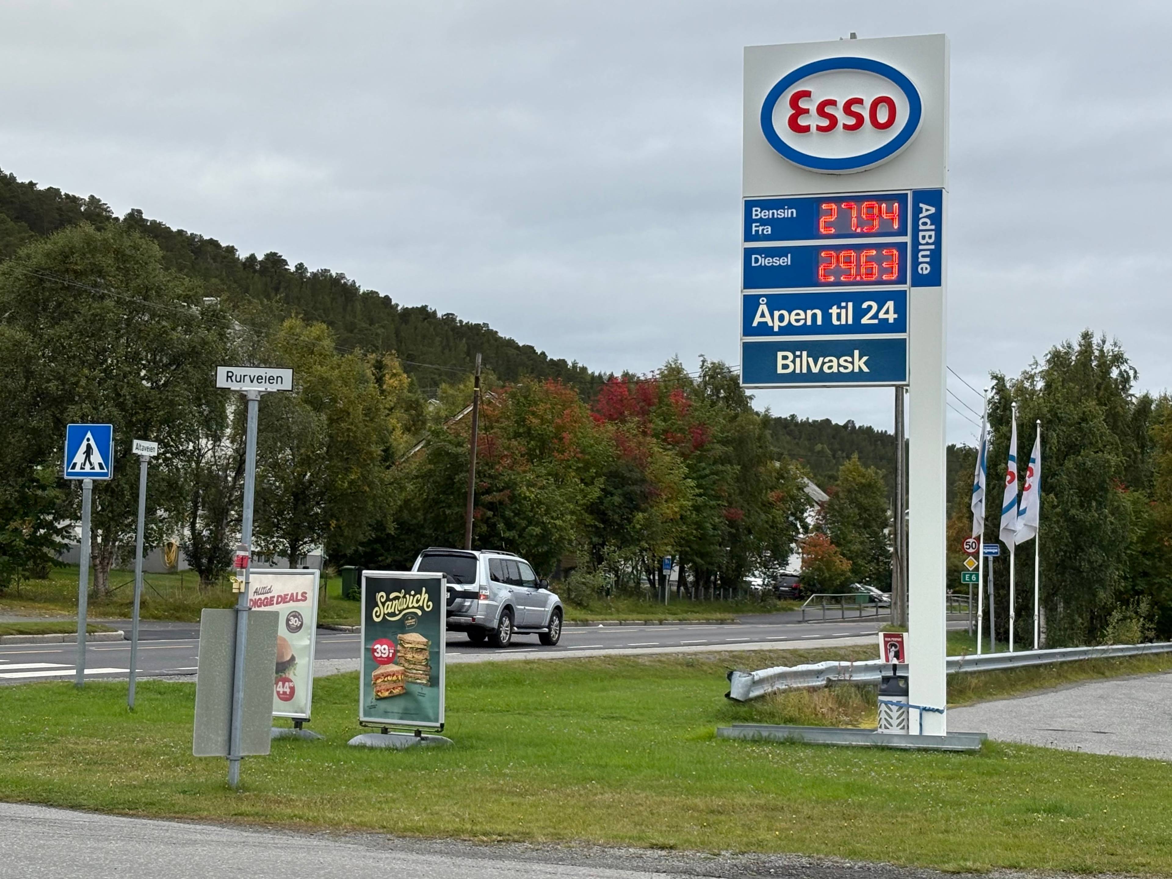 Prisskilt ved en Esso-stasjon viser bensinpris på 27,94 og dieselpris på 29,63 kroner. (Bildebeskrivelsen er laget av en KI-tjeneste)