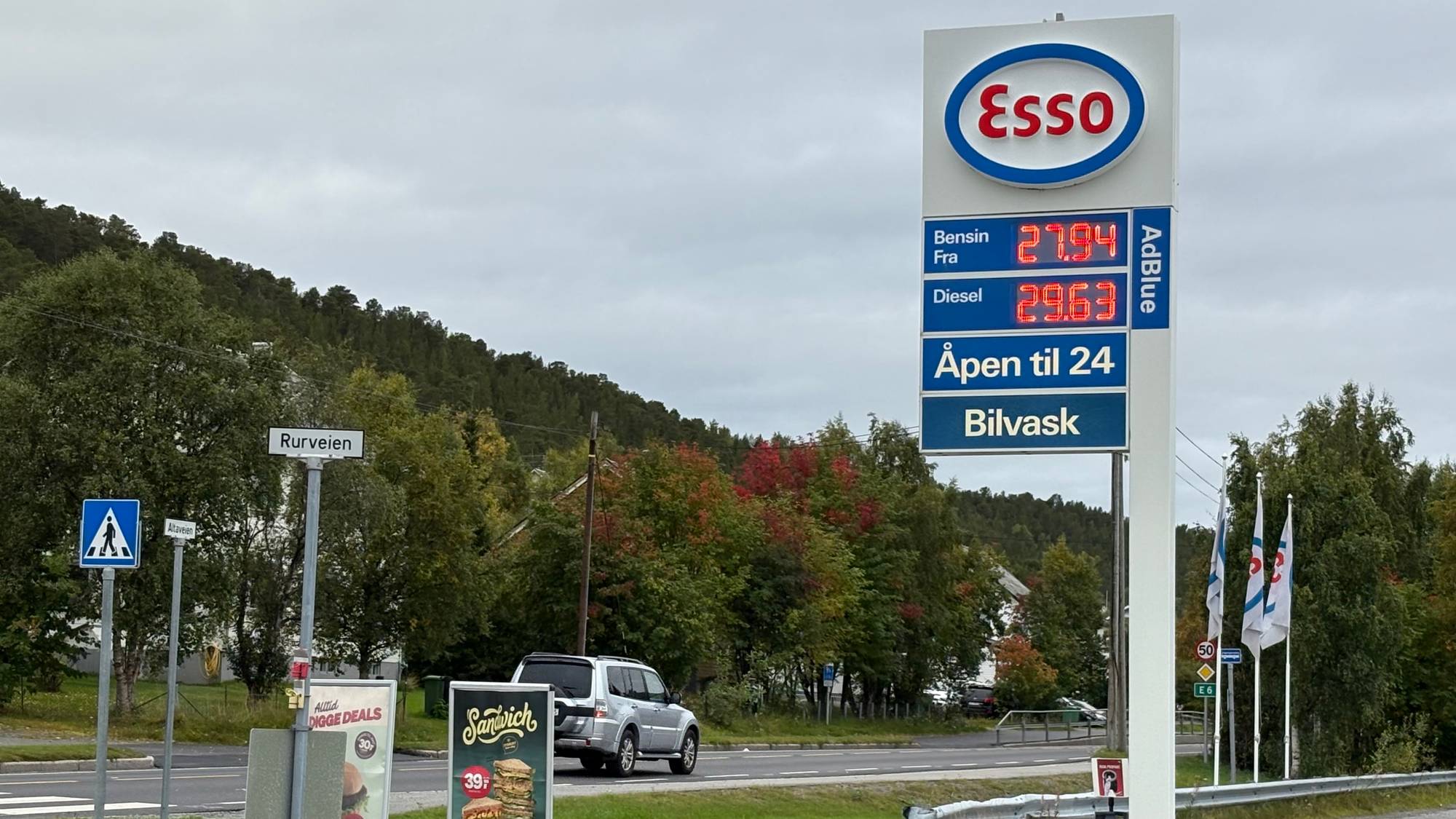 Prisskilt ved en Esso-stasjon viser bensinpris på 27,94 og dieselpris på 29,63 kroner. (Bildebeskrivelsen er laget av en KI-tjeneste)
