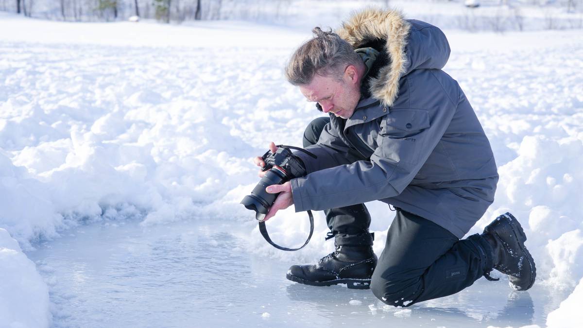 Robert tar bilder av is for å berge klimaet