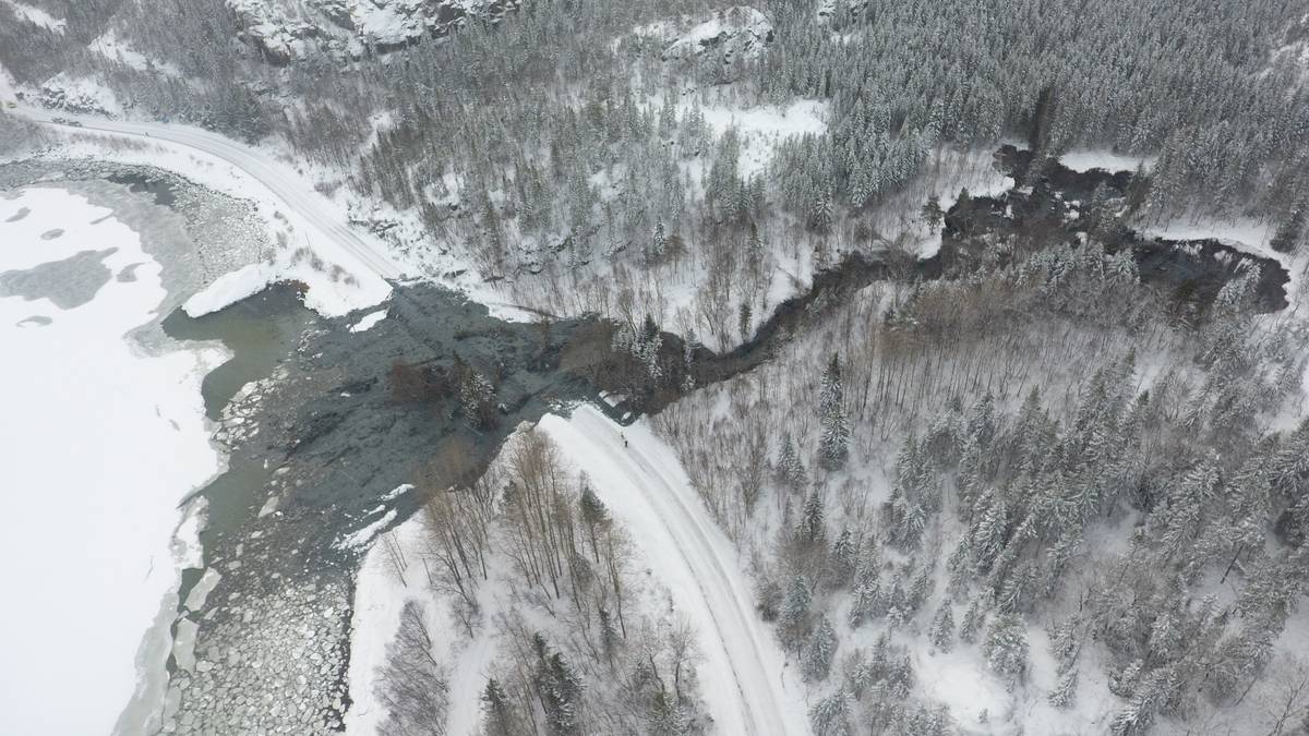 Landslide on road in Flatanger – 100 people quarantined – NRK Trøndelag