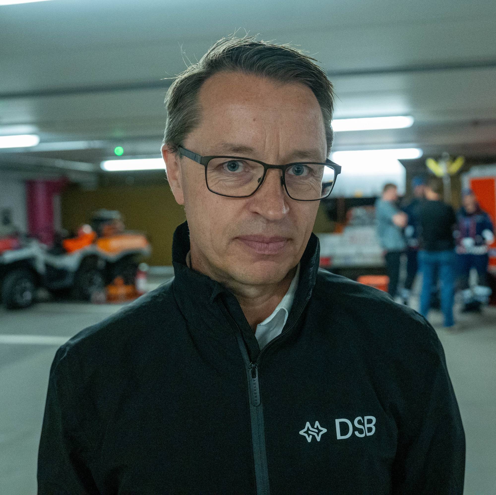 En mann med briller (Bildebeskrivelsen er laget av en KI-tjeneste)