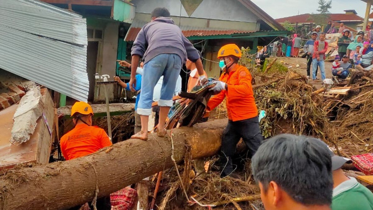 Minst 50 døde etter styrtflom i Indonesia