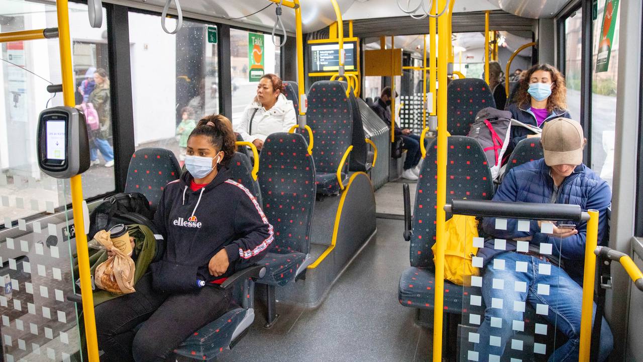Gabriella Lopez med munnbind på 20-bussen mellom Torshov og Carl Berner