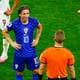 Jeenah Moon / REUTERS,NTB Luka Modric i Kroatias landslagsdrakt snakker med dommer Espen Eskås på en fotballbane. (Bildebeskrivelsen er laget av en KI-tjeneste)