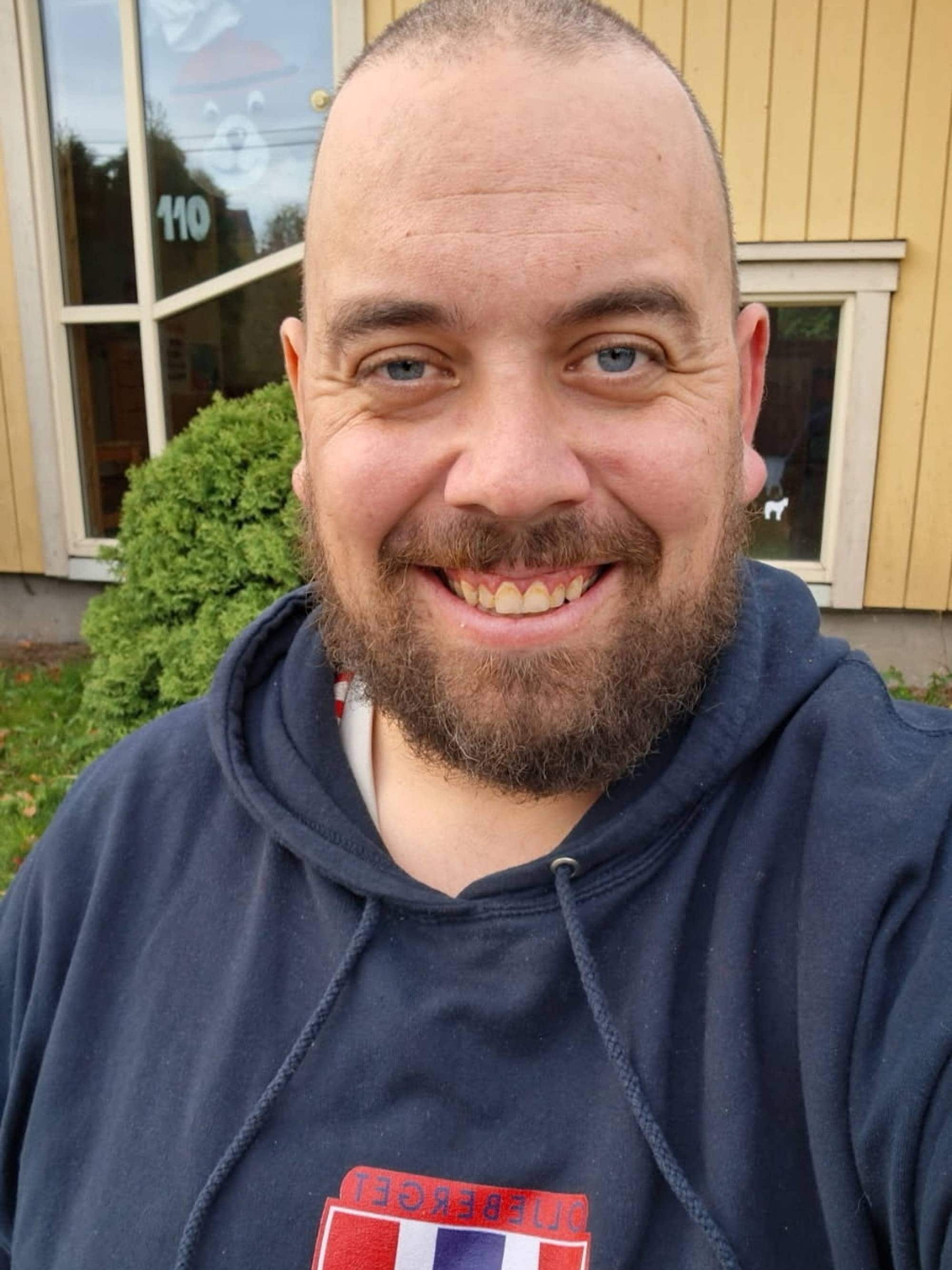 En mann i hettegenser