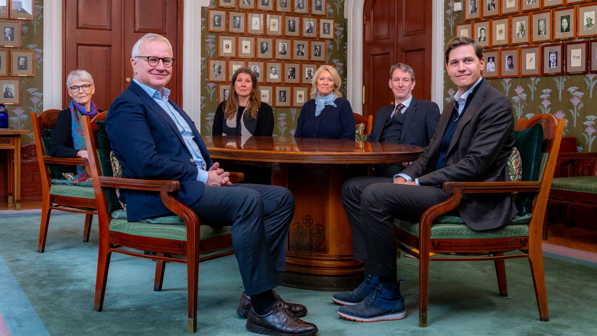 Kristian Berg Harpviken, Asle Toje, Anne Enger m.fl. sitter rundt et bord