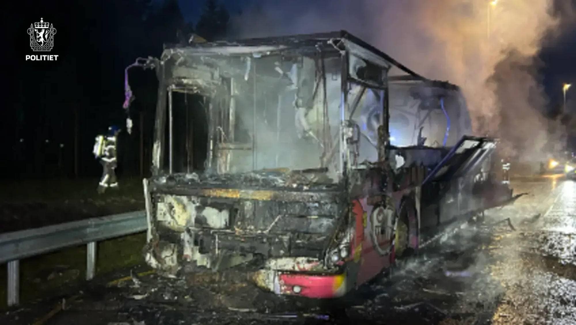 Russebuss i brann på E6 ved Eidsvoll.