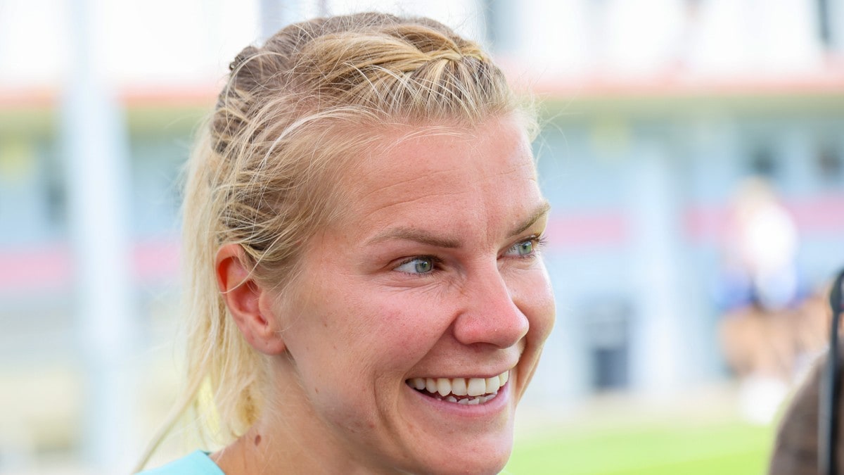 Hegerberg spiller med regnbuefarget kapteinsbind