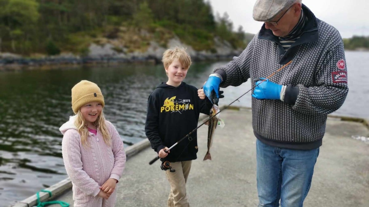 Lapper sammen ferien ved hjelp av venner, sommerferieklubb og besteforeldre