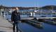 Tomas Berger / NRK En mann går på en brygge ved en marina.
Han har på seg mørk jakke og jeans.
I bakgrunnen er det flere båter og seilbåter fortøyd.
Omgivelsene viser en klar blå himmel og et rolig vann. (Bildebeskrivelsen er laget av en KI-tjeneste)