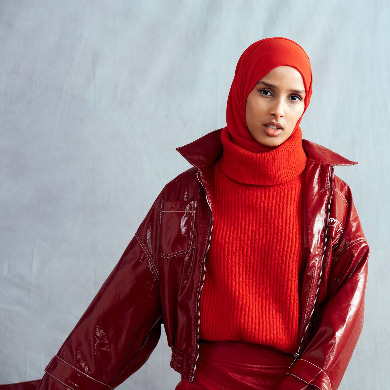 Dame i rødt med rød hijab
