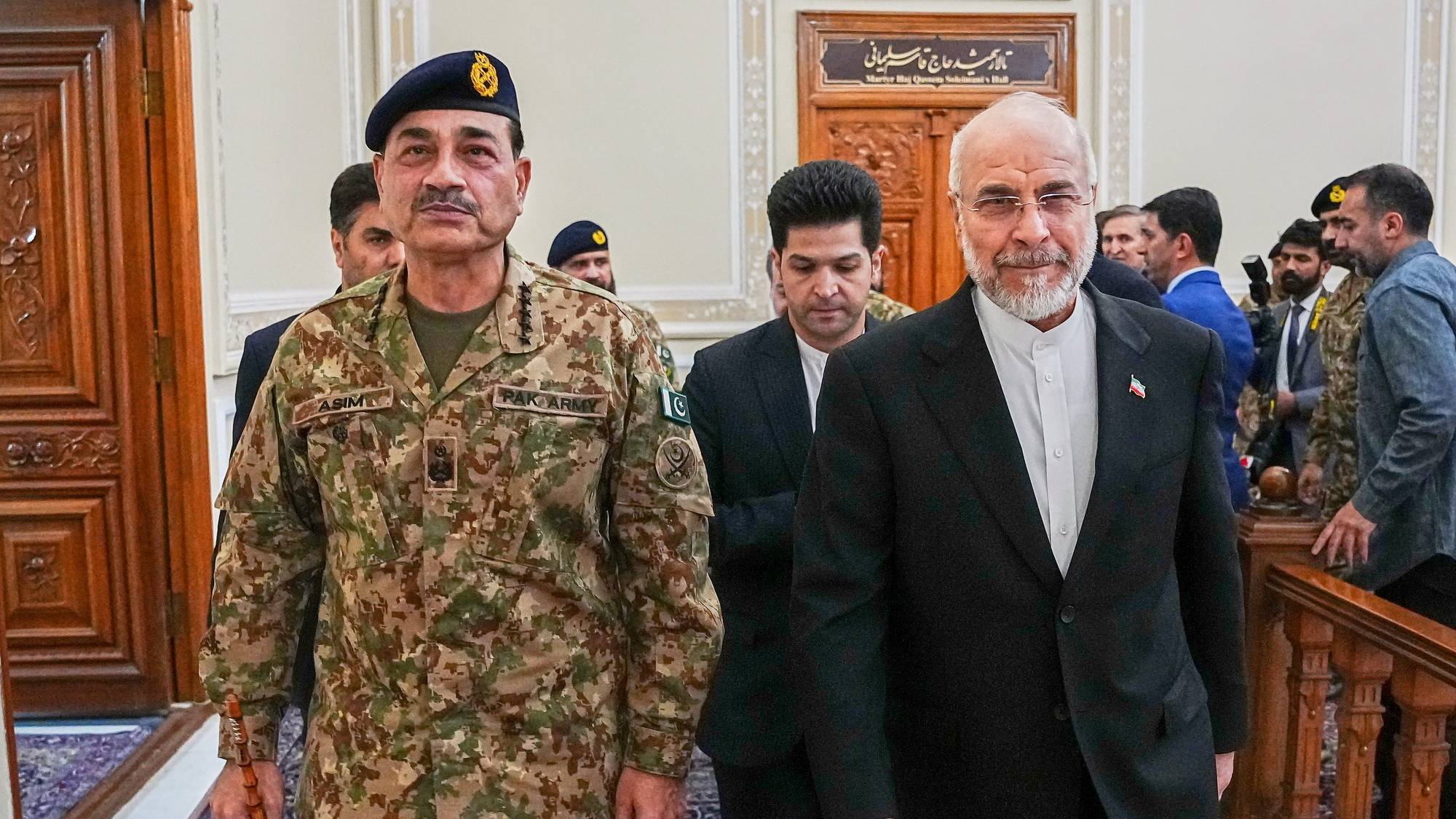 Irans parlamentspresident Mohammad Bagher Ghalibaf (til høyre) møter Pakistans forsvarssjef, feltmarskalk Asim Munir, i Teheran, Iran, torsdag 16. april 2026.