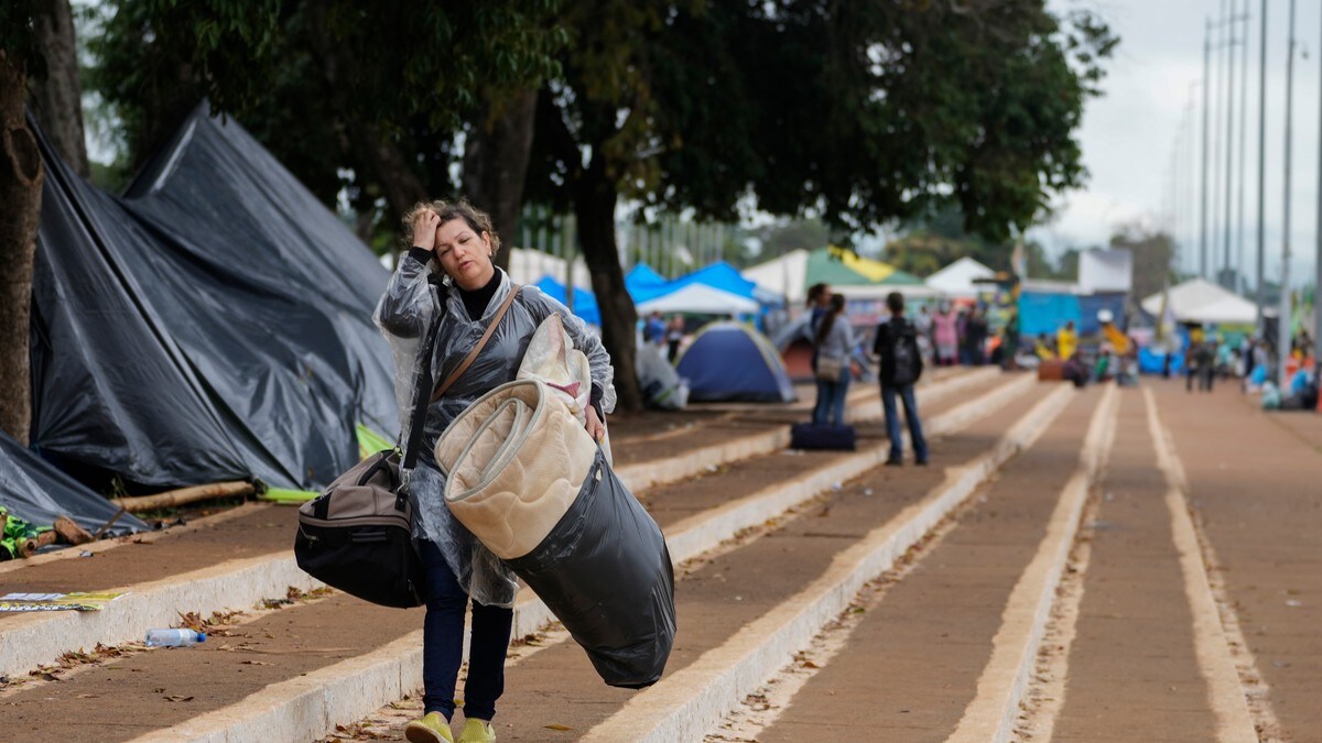 CNN: Bolsonaro-tilhengere pakker sammen teltleiren