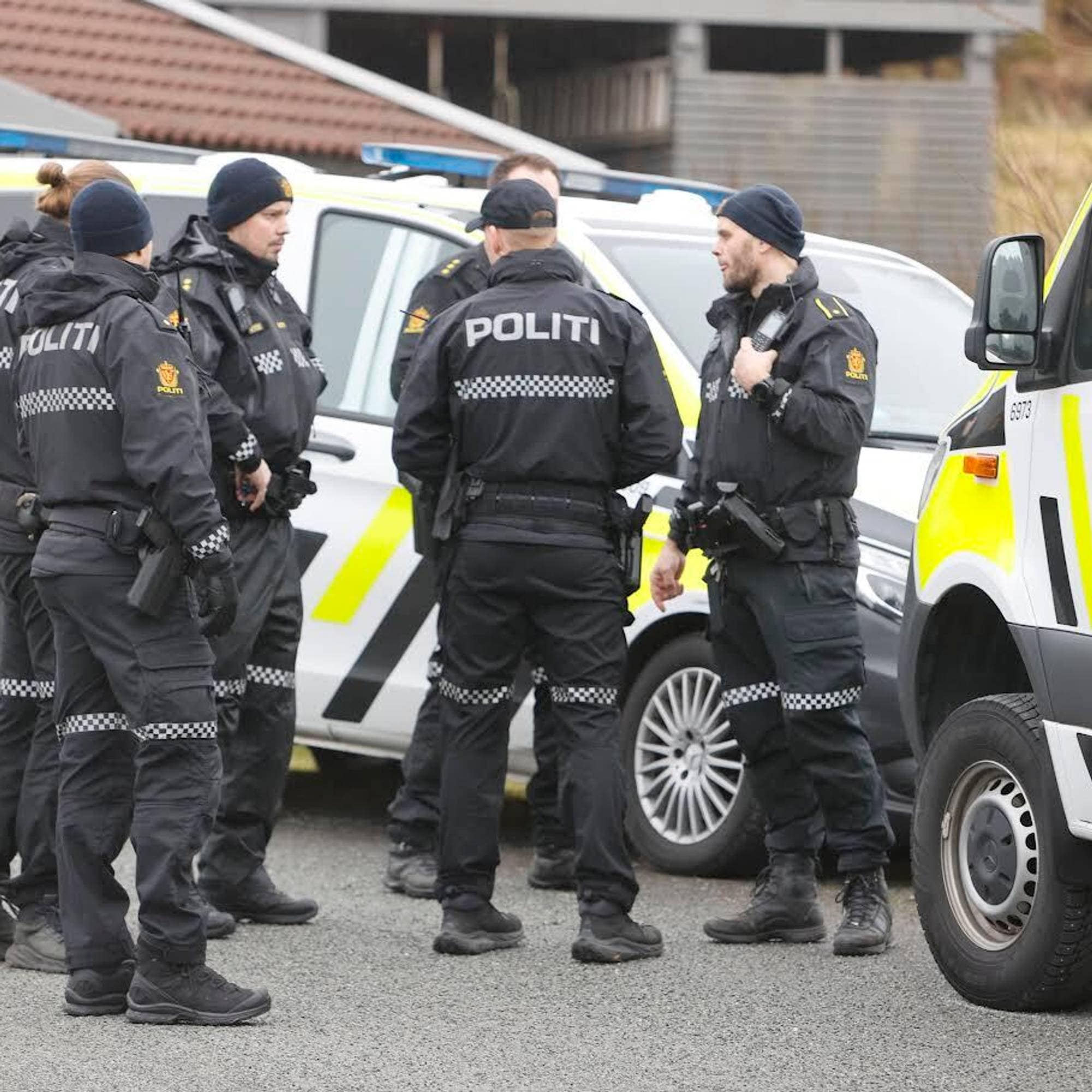 Politimenn foran politibiler