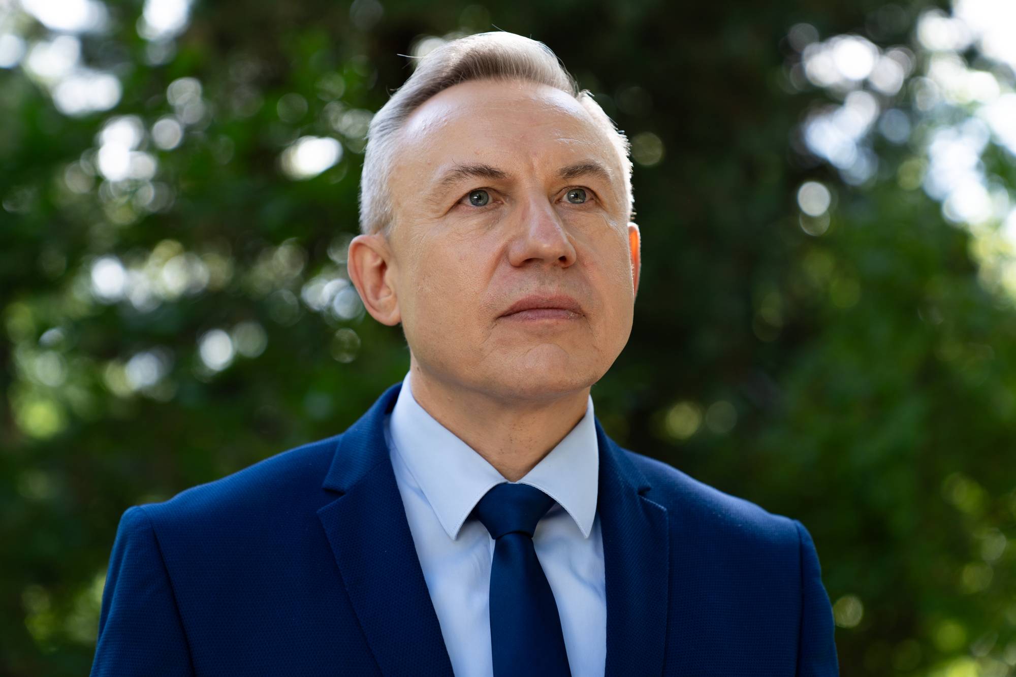 Russlands ambassadør, Nikolay Korchunov ut i ambassadens hage uten briller som ser til siden