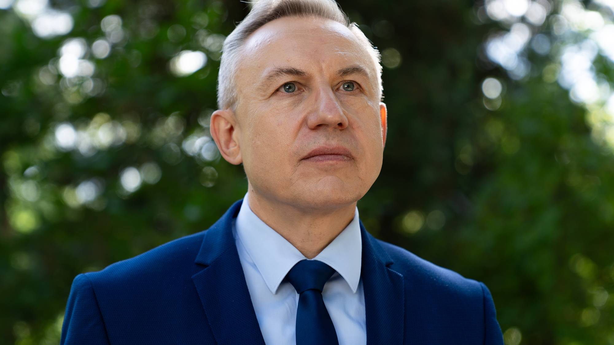 Russlands ambassadør, Nikolay Korchunov ut i ambassadens hage uten briller som ser til siden