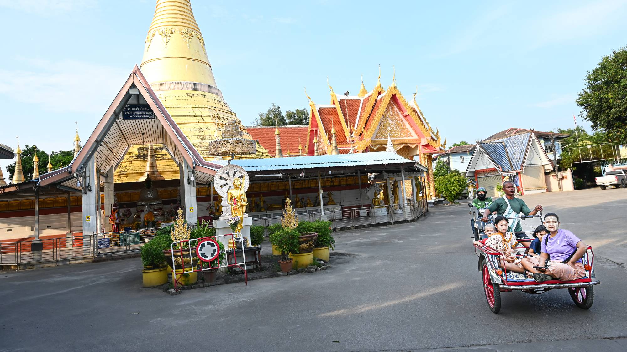 Familie i sykkeldrosje på grensa mellom Thailand og Myanmar.