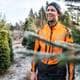 Fredrik Pedersen / NRK En person i oransje arbeidsjakke står blant grantrær i en frostklar skog. Det er tydelig at det er vinter, med frost på bakken. Skogen omgir personen, som ser ut til å være i arbeid. Detaljer om person's handlinger er ikke synlige.
