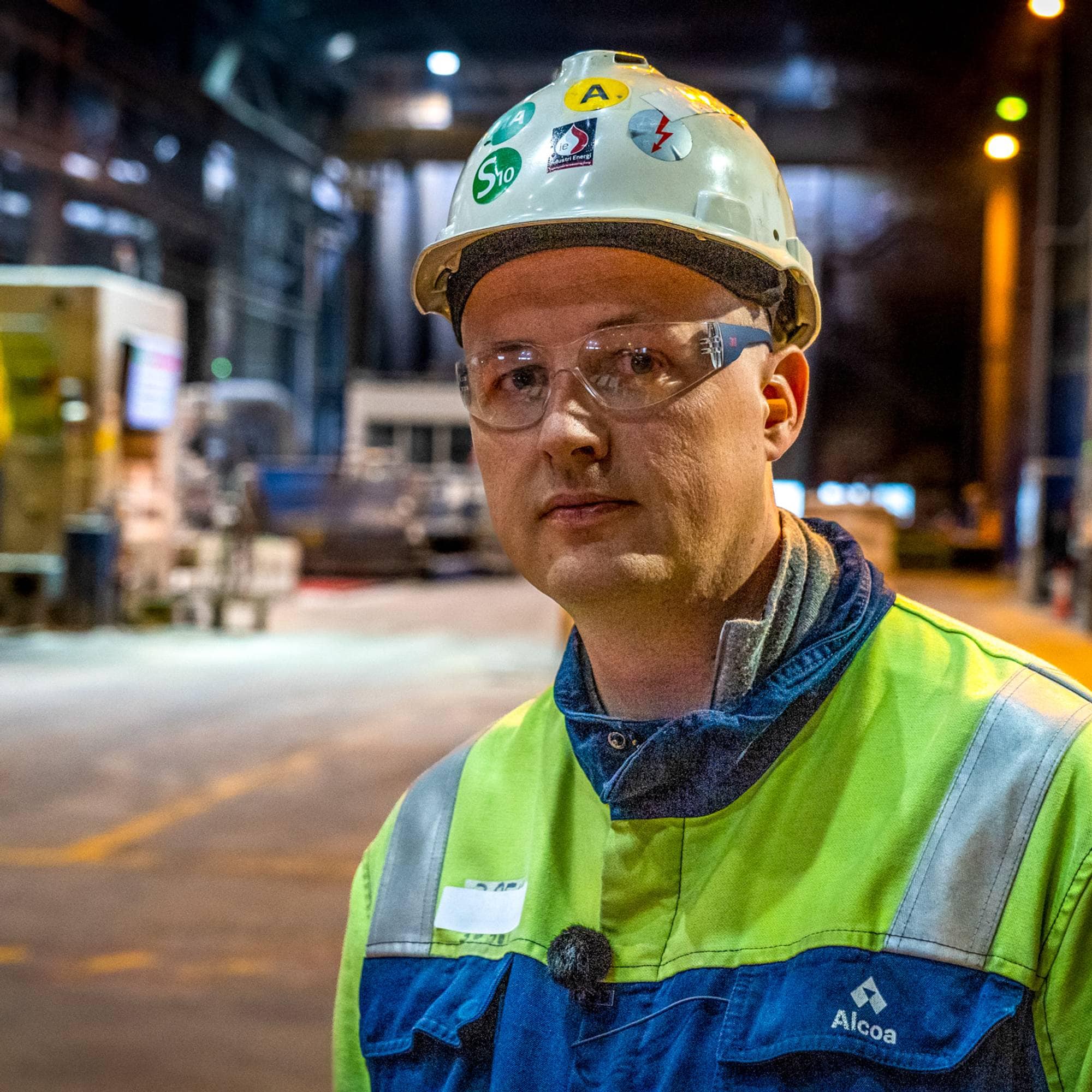 Rune Krutå med hjelp inne i et stort industrianlegg