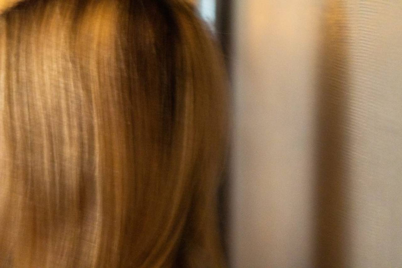 Bildet viser litt bakhodet på en jente. Hun har mørk blondt hår