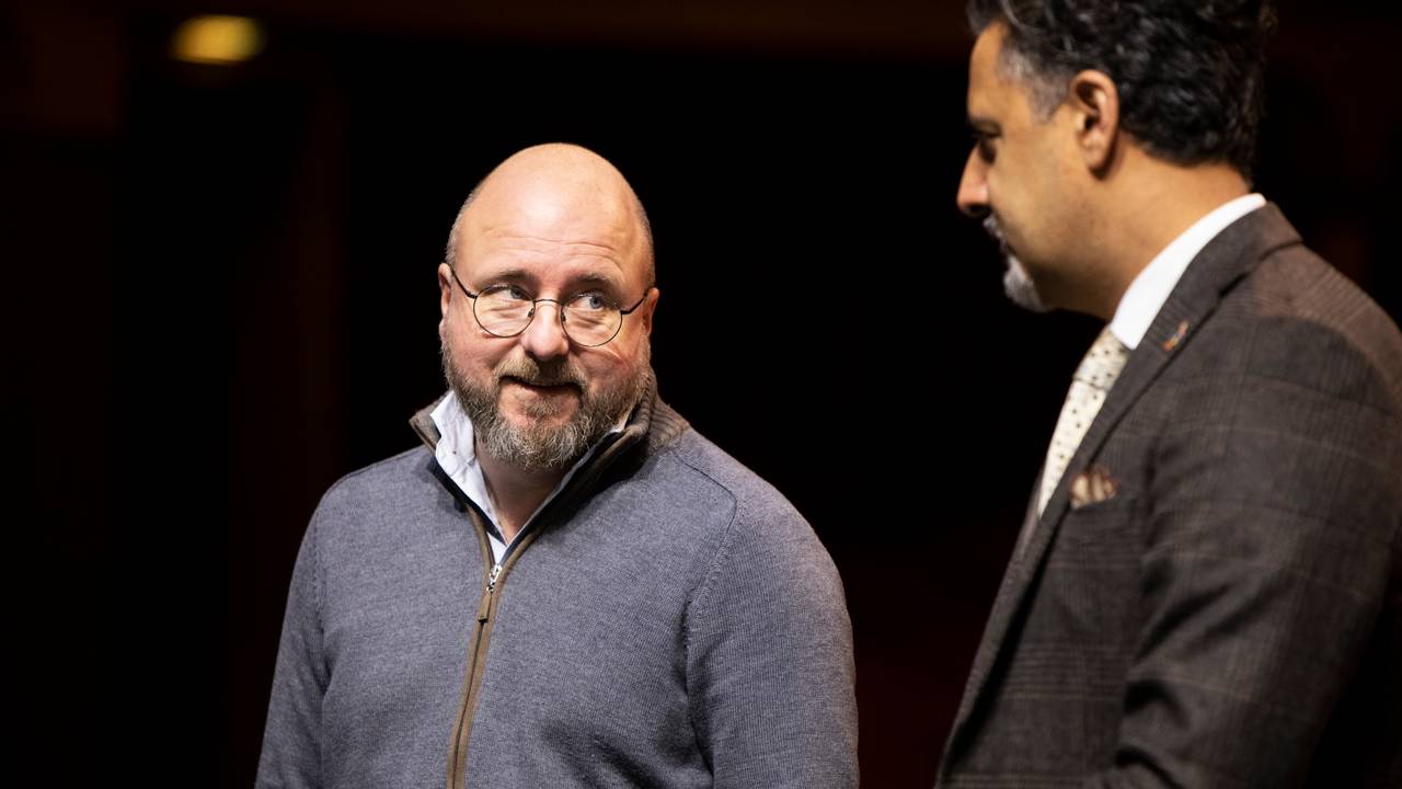 Teatersjef Kristian Seltun kikker på kulturminister Abid Raja på Nationaltheatret, februar 2021.