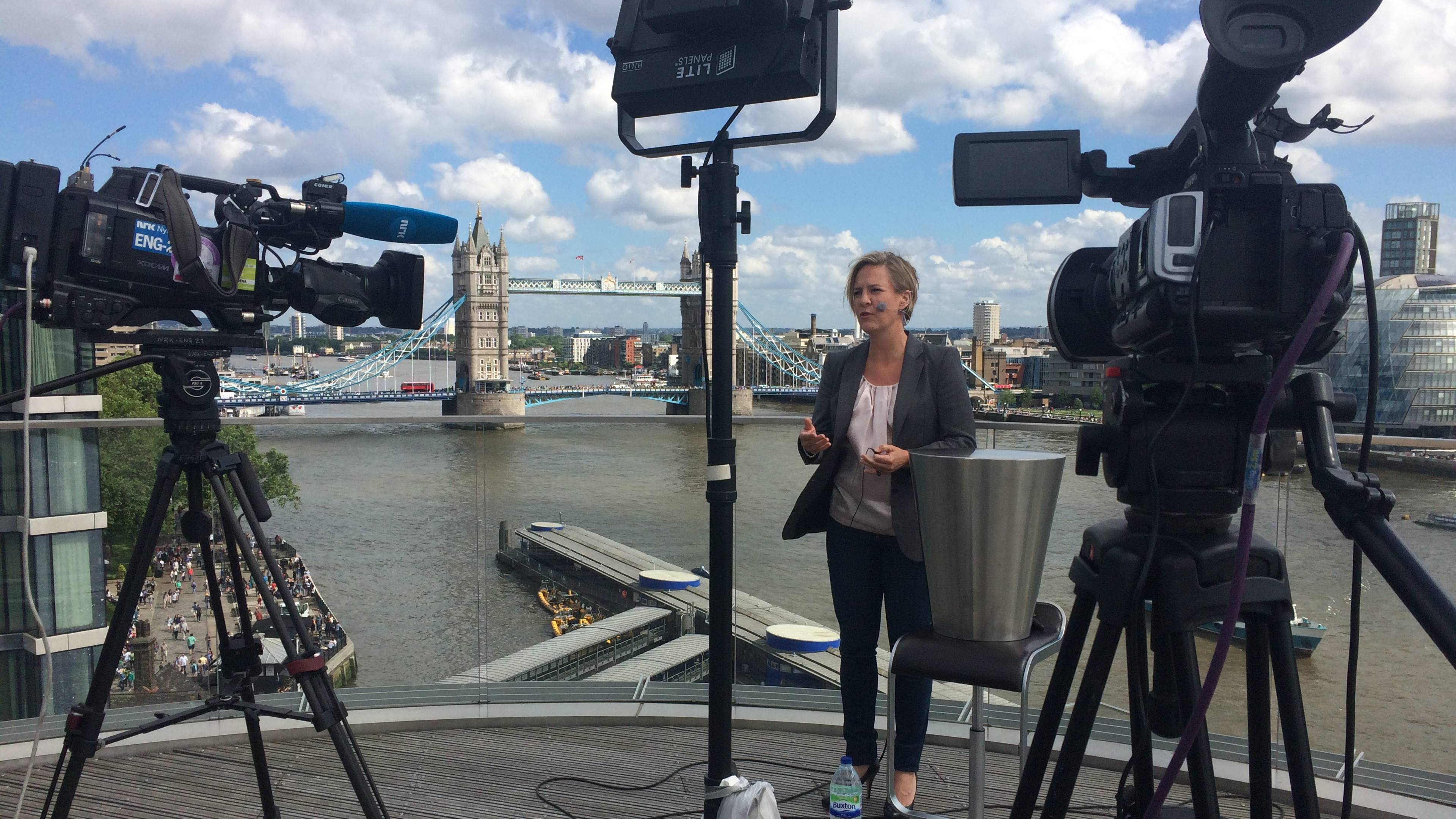 Reporter foran kamera i London